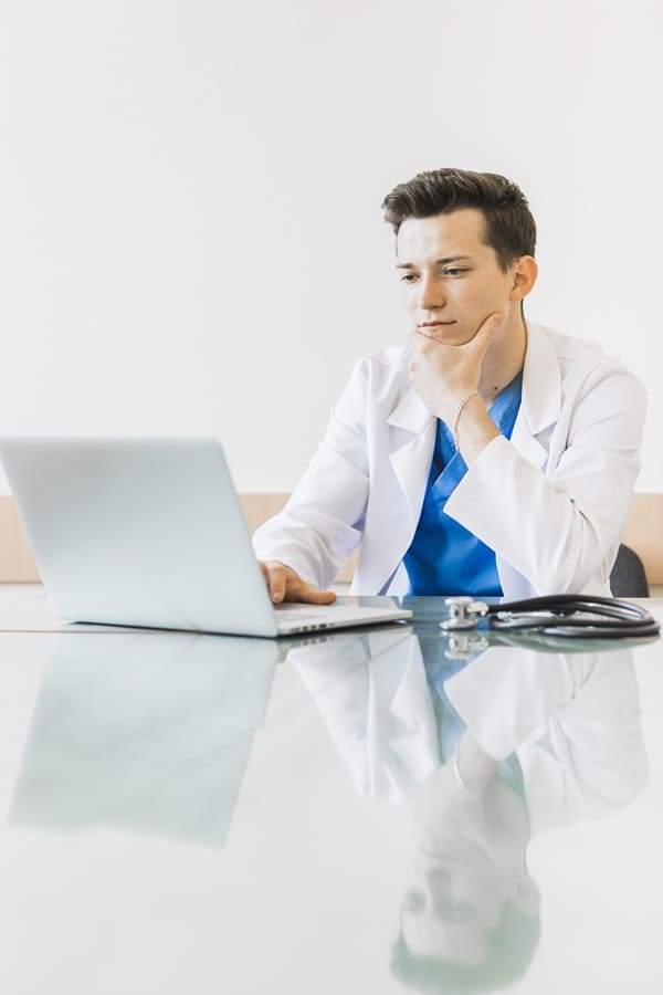 Doctor de manejo de complicaciones urológicas en Bogotá